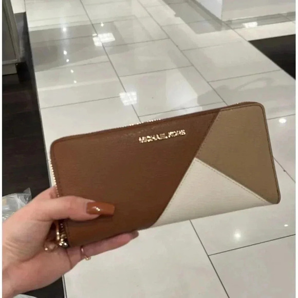 Michael Kors travel continental large wristlet wallet Luggage Multi - Picture 1 of 8